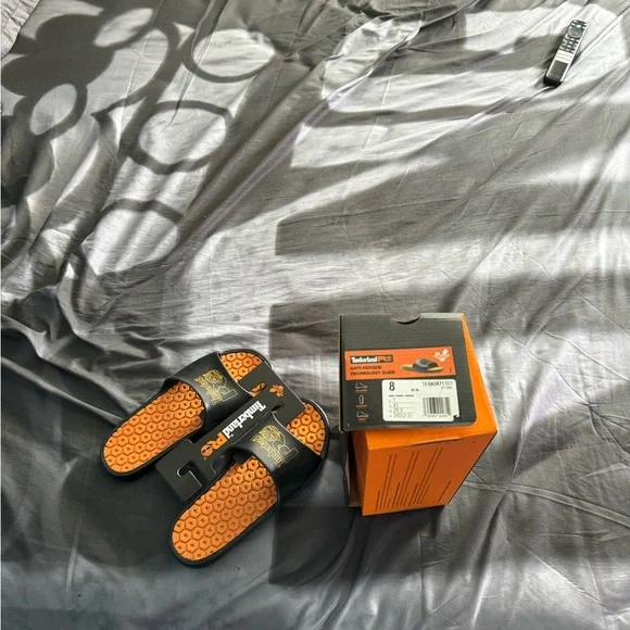 The shirt and slippers are new, just bought but they didn't fit me - Picture 3 of 4